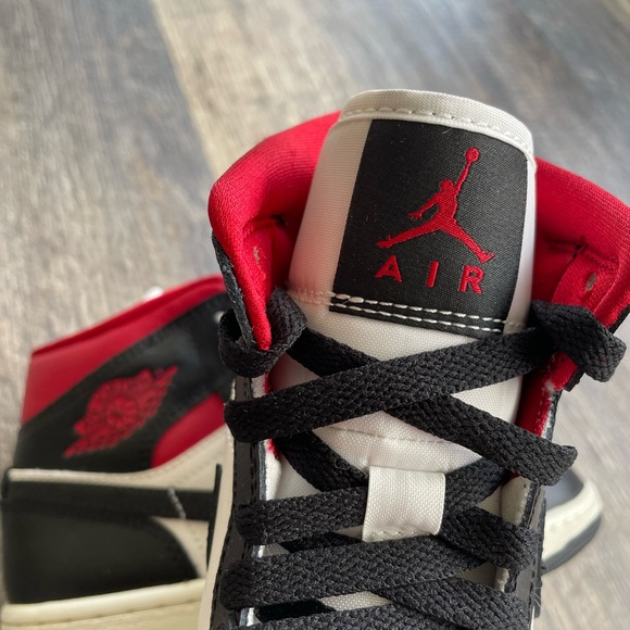 Jordan 1 Mid Gym Red Panda - Picture 10 of 10